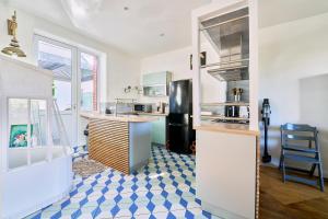 a kitchen with a blue and white checkered floor at Ker Berthe - Maison spacieuse - lumineuse - 4 chambres in Cesson-Sévigné