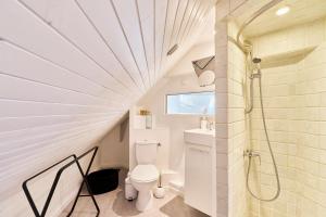 an attic bathroom with a toilet and a shower at Ker Berthe - Maison spacieuse - lumineuse - 4 chambres in Cesson-Sévigné
