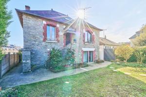 a brick house with the sun shining on it at Ker Berthe - Maison spacieuse - lumineuse - 4 chambres in Cesson-Sévigné