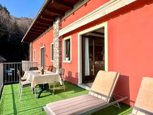 a patio with a table and chairs on a building at Casa Bùri in Trarego