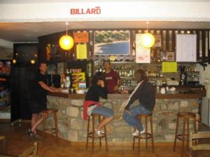 a group of people sitting at a bar at ZEcamping 4 étoiles chiens acceptés tennis piscine chauffée in Salles-Curan