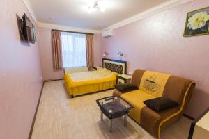 uma sala de estar com um sofá e uma cama em Modern apartment on Akademika Sakharova 27a em Ivano-Frankivsk