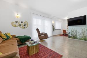 a living room with a couch and a table at Ferienwohnungen "Godewind", Appartements mit Balkon oder Terrasse in Zinnowitz