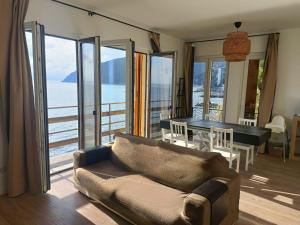 a living room with a couch and a view of the ocean at M'illumino d'immenso - MONEGLIA APARTMENTS in Moneglia