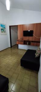 a living room with a couch and a flat screen tv at Casa Mineira in Capitólio +13 photos