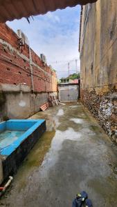 an empty alley with a pool of water in a building at Suíte Conforto - Leve, Prático e Acolhedor in Itacaré