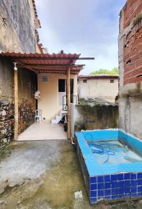 a hot tub in the courtyard of a house at Suíte Conforto - Leve, Prático e Acolhedor in Itacaré
