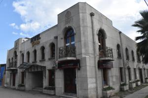 a building with windows and balconies on a street at Hotel Doria in Rancagua
