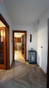 an empty room with a door leading to a kitchen at La Casa di Ekeko in Vivaro