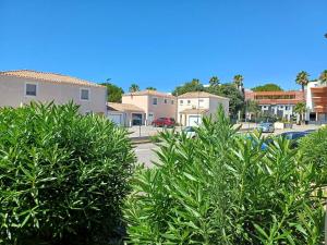 a group of bushes in front of a parking lot at Charmant studio à Balaruc-les-Bains avec parking inclus - FR-1-571-68 in Balaruc-les-Bains