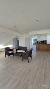 a large room with chairs and a table and a kitchen at SoliMar Caribeño in Boca Chica