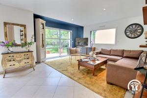 a living room with a couch and a table at La maison de chris in Theix