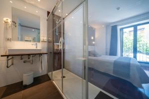 ein Badezimmer mit Glasdusche und Waschbecken in der Unterkunft Hotel Apolonia Soria in Soria + 219 Fotos