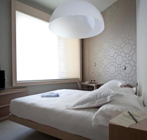 Postel nebo postele na pokoji v ubytování Nu Hotel