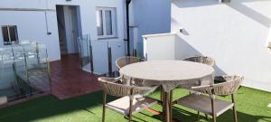 a patio with a table and chairs on a balcony at Corredera Travel 5 in Córdoba