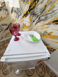a white table with a plate and a wine glass at Quarto no centro in Manaus