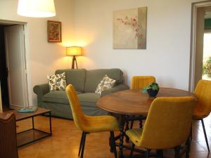 a living room with a couch and a table at Le Cosy Nid in Leyme
