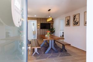 a dining room with a table and a tv at Casa da Ti Mília in Trancoso