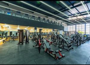 ein Fitnessstudio mit vielen Laufbändern und Geräten in der Unterkunft Ondara Flat Hotel in Andradina