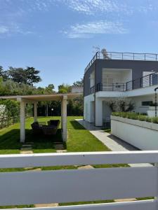 a view of a house from the backyard at Casa Mare Sabaudia in Sabaudia