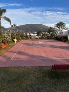 ein Tennisplatz mit einer Bank darauf in der Unterkunft Casa SkiPhoe in Panchimalco