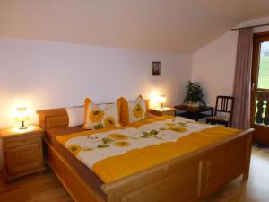 ein Schlafzimmer mit einem großen Bett mit Blumen darauf in der Unterkunft Blissful Apartment in Altenau with Patio in Altenau
