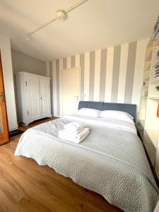 a bedroom with a bed with two towels on it at White House in Cremia