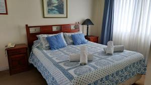 a bedroom with a bed with towels on it at Hotel Doria in Rancagua