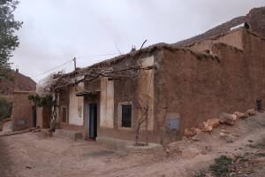 an old building in a dirt road at Gîte OUHDOU in Midelt