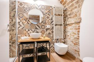 a bathroom with a sink and a mirror at Casa GAH Ripatransone Suite nel Borgo tra Mare e Calanchi in Ripatransone +27 photos