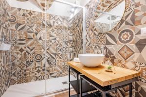a bathroom with a sink and a bowl on a table at Casa GAH Ripatransone Suite nel Borgo tra Mare e Calanchi in Ripatransone