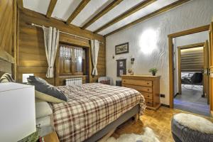a bedroom with a bed and a wooden ceiling at Anima Alpina in Morgex