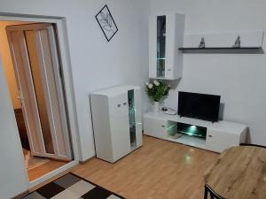 a living room with a television and a table at Dani Cute in Vaslui