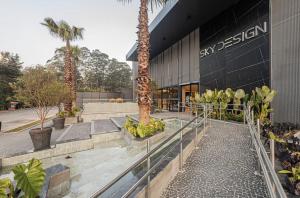 a palm tree in front of a building at Sky Designer Alphaville - 1611 in Barueri
