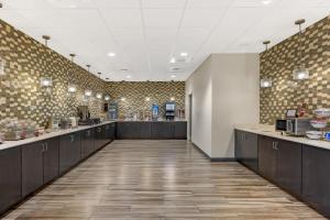 a cafeteria with a cafeteriaasteryasteryasteryasteryasteryasteryasteryasteryasteryasteryastery at Best Western Plus Centralia Hotel & Suites in Centralia