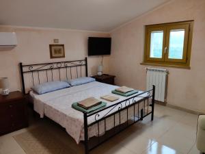 a bedroom with a bed with two towels on it at COUNTRY HOUSE in Mafalda