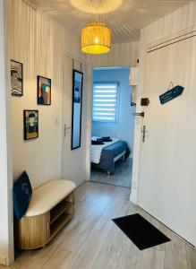 a room with a room with a bed and a door at Au bord de l'eau in Concarneau