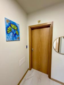 a room with a wooden door and a mirror at Boutique Rooms Desi 2 in Pleven