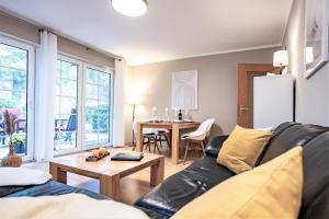 a living room with a couch and a table at Ferienwohnung Strand-Domizil Zingst in Niederdorla