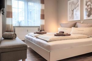 a bedroom with a bed with towels on it at Ferienwohnung Strand-Domizil Zingst in Niederdorla