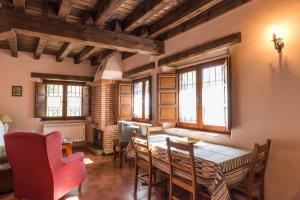 a kitchen and dining room with a table and chairs at LA DEHESILLA in Madriguera