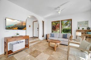 a living room with a couch and a table at Kahala 312 in Kipu