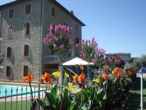 un edificio con un ramo de flores delante de él en Appartamenti La Rosetta, en Magione