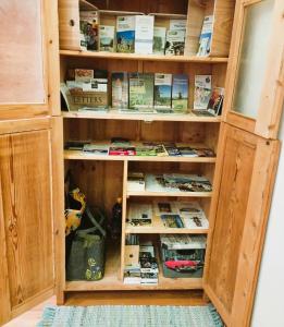 a book shelf filled with lots of books at Honigduft und Bienenluft in Sankt Oswald bei Freistadt