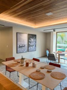 a dining room with a large table and chairs at Tintto Hotel in Fortaleza