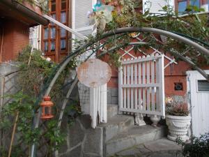 Palazzo CanaveseにあるIl Granello di Senape B&Bの白門・白柵のある家 +7枚の写真