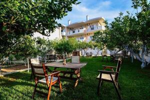 a table and chairs in front of a building at White Villa in Xylokastro