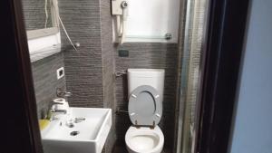 a small bathroom with a toilet and a sink at casa carmela in Bolognetta