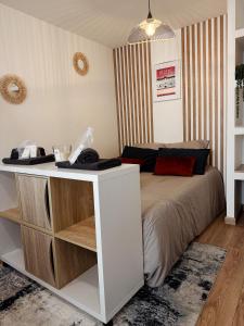 a bedroom with a bed with a white desk at Le Repaire blterrois in Béziers
