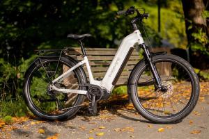 ein Fahrrad, das neben einer Parkbank geparkt ist in der Unterkunft Hotel Videseter in Stryn